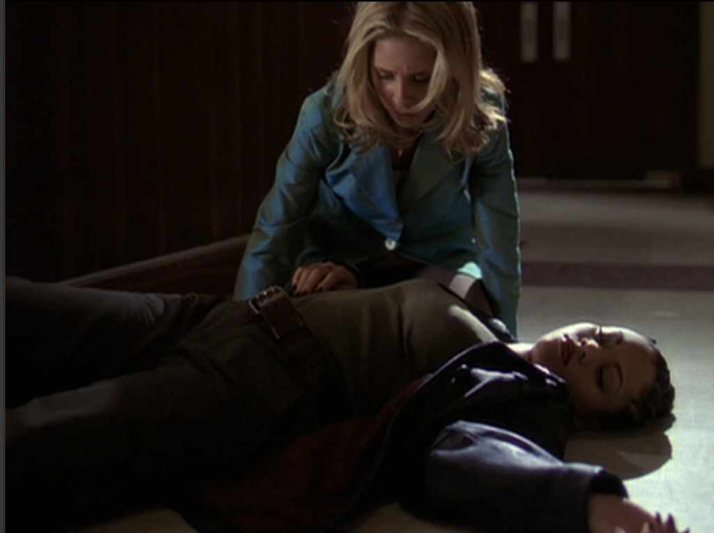  Buffy kneeling, distraught, over Kendra's corpse.